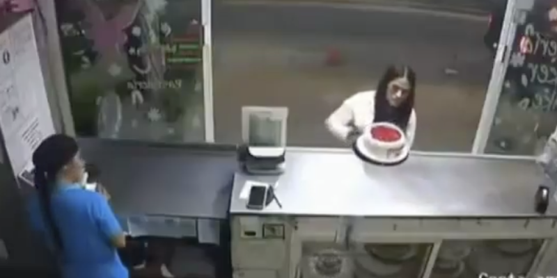 “Lady Pastel”: exhiben a mujer por presunto robo de pastel en Acapulco y video se vuelve viral