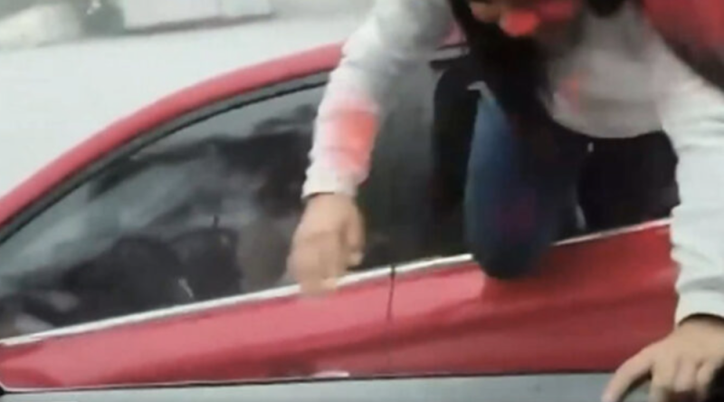 Policía rescata a familia atrapada en automóvil durante inundación en Tlalnepantla