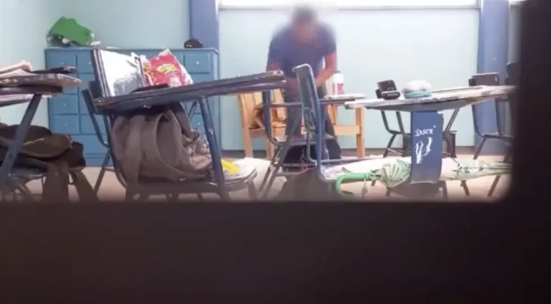 Maestro de ética y valores es captado robando pertenencias de sus alumnos; video lo delata 