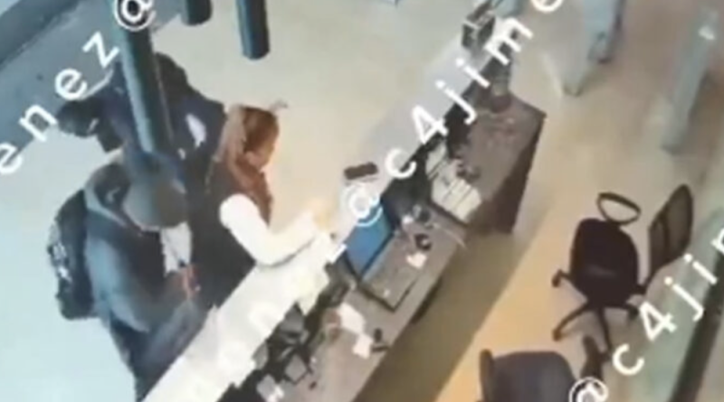 Ladrones roban 200 mil y su arma a mujer escolta que estaba distraída con su celular en CDMX 