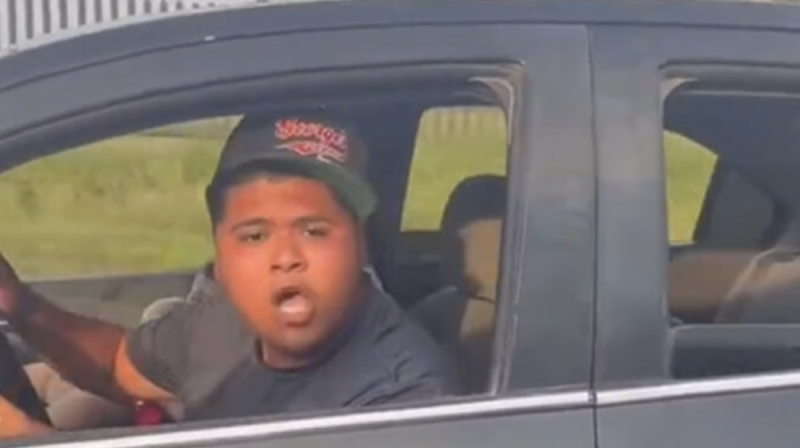 “¡Te me estás atravesando!”: Joven conductor provoca choque tras discusión vial