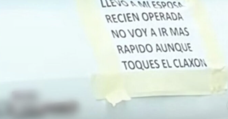 Hombre coloca mensaje en su coche para cuidar a su esposa recién operada