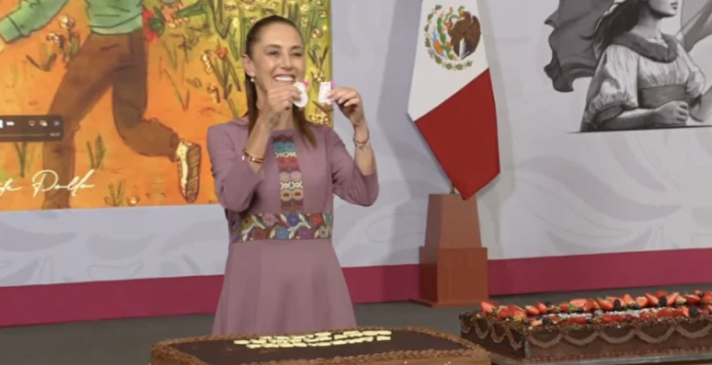 Sheinbaum celebra su cumpleaños 64 en conferencia matutina con pastel y Mañanitas