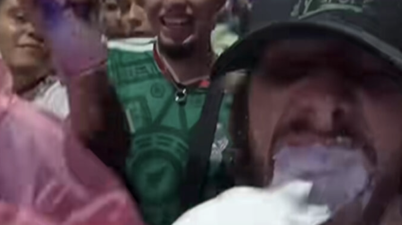 Juanpa Zurita vive momento incomodo en el Ángel: aficionados le gritan ¡shot! y le avientan espuma