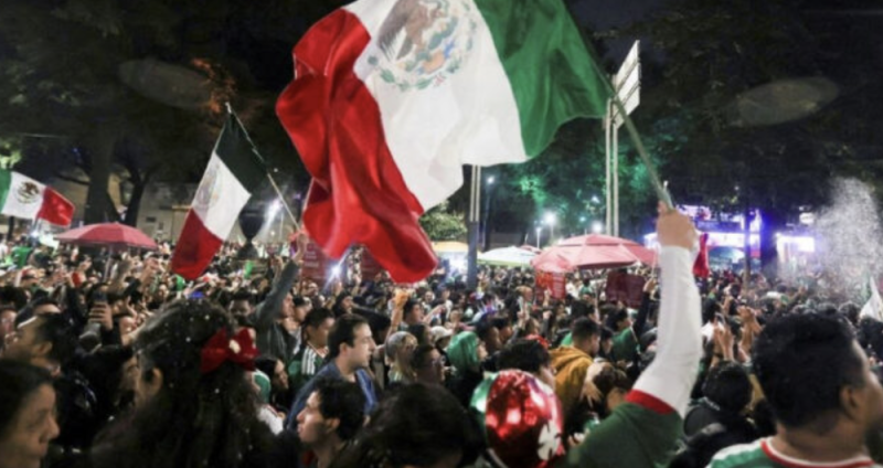 Aficionados mexicanos se organizan para darle ruidosa serenata a Ecuador en su hotel 