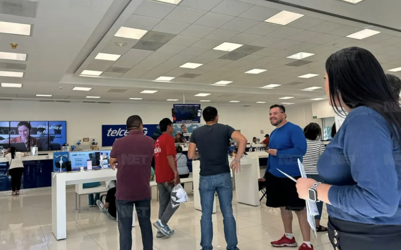 Líneas suspendidas, salas llenas y gente en el suelo: así el colapso de Centros de Atención Telcel