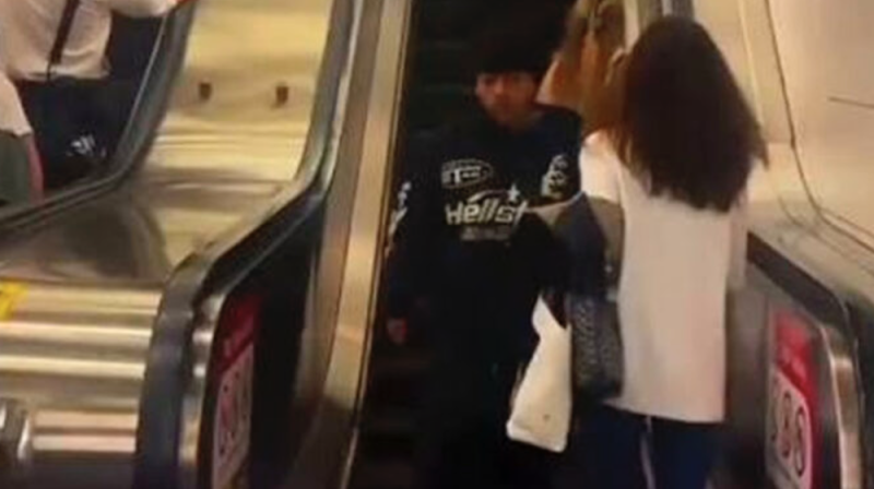  Joven intenta farmear aura en escaleras del Metro y le terminan “reseteando el casette”