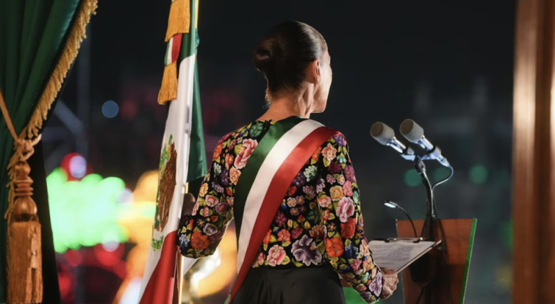Vestido que usó Sheinbaum en el Grito de Independencia 2026: quién lo diseñó y cuál es su significad