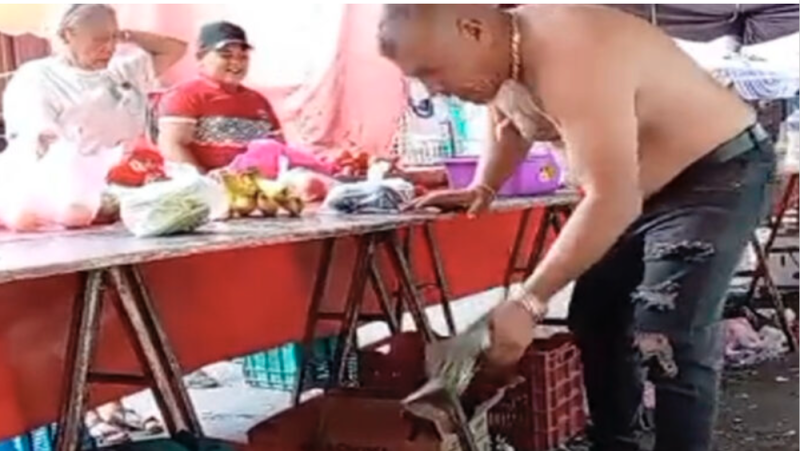 ¡Así nos engañan en el tianguis! Vendedor usa báscula invisible para pesar la verdura