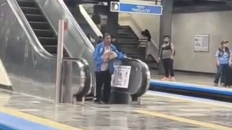 ¡Por 5 pesos! Usuario del Metro se pone a hacer ejercicio en las escaleras eléctricas y se hace vira
