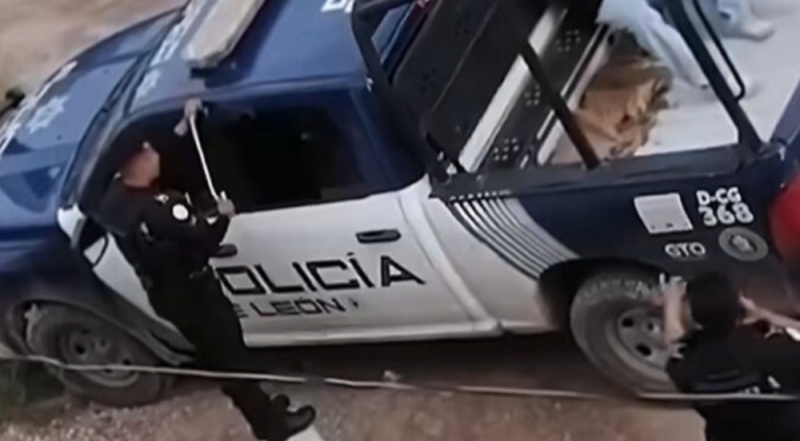 Policía de León olvida las llaves dentro de una patrulla con un detenido y tiene que abrirla con ala
