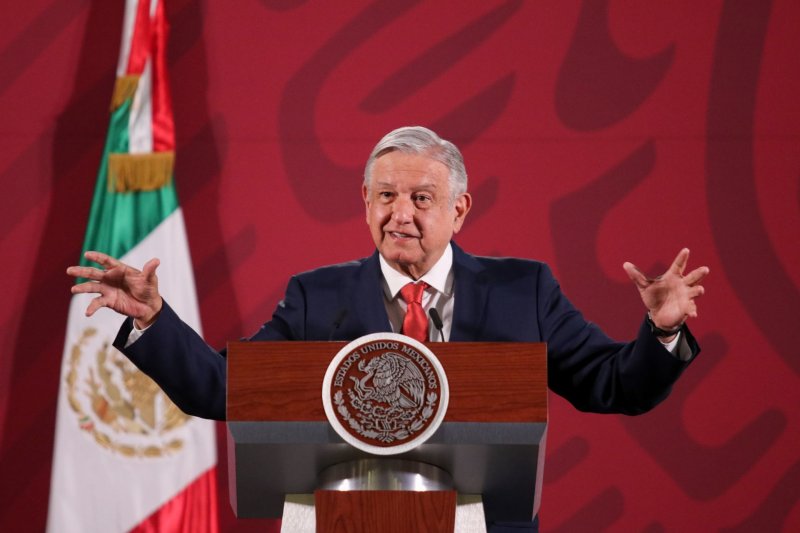 Con la mano en el corazón, el saludo de AMLO por sana distancia en La Rumorosa