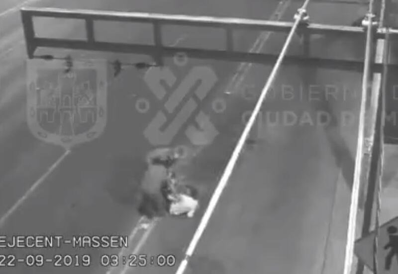 Asaltantes le roban hasta los tenis a joven en pleno Eje Central