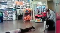 VIDEO: Sujetos asaltan Walmart amagando a empleados y clientes. 