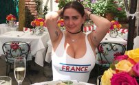 Celia Lora lo vuelve a hacer y camina “desnuda” por la playa. 