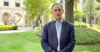 Si tienes síntomas de COVID-19, no tienes más de 65 años, obesidad o VIH, quédate en casa. 
