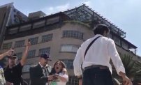 Asistentes a la marcha anti AMLO se pelen entre ellos y uno golpea el pecho de una mujer.