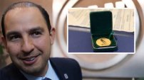 Redes se burlan de Marko Cortés por presumir premio “chafa” que le entregaron. 