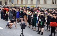 El mundo aplaude a las mujeres chilenas por el potente performance “El violador eres tú”.