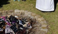 Sacerdotes católicos queman libros de Harry Potter porque “son ofensivos a Dios”.
