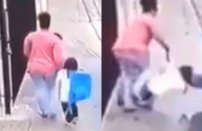 Niñas le aplican llave de lucha libre a su madre y causan sensación en internet. (VIDEO)