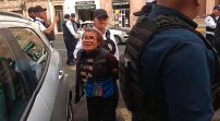 Policías detienen con lujo de violencia a “peligrosa” pareja de ancianos que vendían papas 