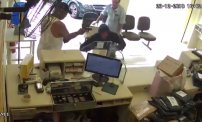 VIDEO FUERTE: Sujeto dispara en la cabeza a ladrón ¿héroe o asesino? 
