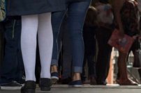 Violan a niña durante 30 minutos en un pasillo de la escuela sin que nadie haga algo 