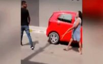 VIDEO: Madre le da de chicotazos a su hijo luego de encontrarlo con una “mañosa” venezolana. 