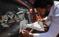 Realizan mega pega de calcas en protesta a Enrique Alfaro “¡Fuera Alfaro!”