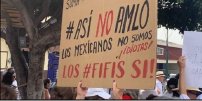 Se burlan de la “Marcha Fifí” por cartel donde se auto llamaron “idiotas”.