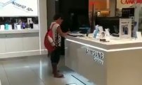 Niño es captado en tienda de Samsung haciendo su tarea para la escuela. 