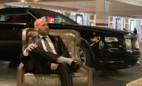 Hijo de Ferriz de Con se burla del Jetta blanco de AMLO y presumen Bentley de 300 mil dólares.