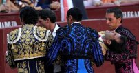 VIDEO: El torero mexicano Arturo Macías es cogido por un toro en Las Ventas