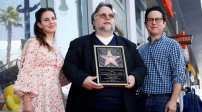 “¡Soy mexicano y soy migrante!”, dice Guillermo del Toro al develar su placa en Hollywood