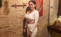 Celia Lora le da la bienvenida al otoño con atrevidas fotos en una cabaña