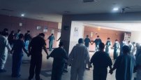 Se viraliza foto de médicos y enfermeras REZANDO antes de ATENDER a pacientes Covid-19