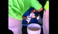 Denuncian que rellenan vasos de cerveza con las “colitas” que quedan en estadio de Santos 