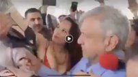AMLO levanta a reportera que cayó y le planta un beso cariñoso.