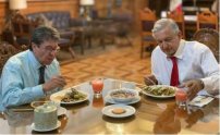 AMLO y Monreal presumen platazo de chilaquiles