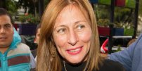 Tatiana Clouthier busca a dueño de una cartera extraviada durante presentación en la UNAM.