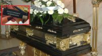 Funeraria regala encendedores para que la gente siga fumando y se 