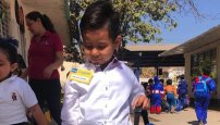 Niño se disfraza de gerente de Coppel y le regalan bici