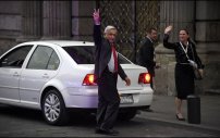 AMLO informará sobre gastos del Jetta; desconoce de quién son las camionetas