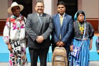 Universitario de origen huichol se gradúa en Derecho con promedio de excelencia