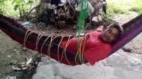 Mujer en Tabasco amarra a su esposo para que no se vaya de borracho y fotografía se hace viral 