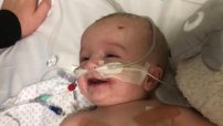 Bebé sale de coma y lo primero que ve es a su papá, le sonríe. 