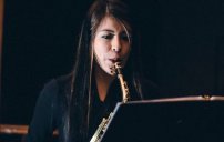 Hermana de saxofonista atacada con ácido pide ayuda a AMLO