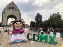 Turistas hacen largas filas para tomarse la foto con la muñeca “Lele”