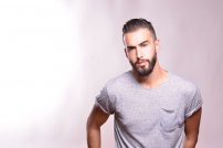 Este es el conductor de TV que “salió del closet” y presentó a su novio 